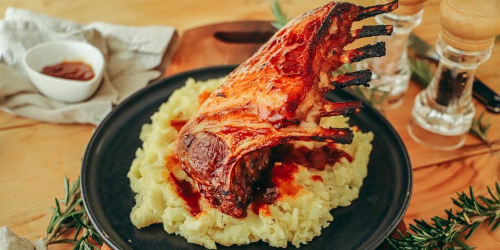 Carré d'agneau rôti au four, confiture de miel, abricot, romarin
