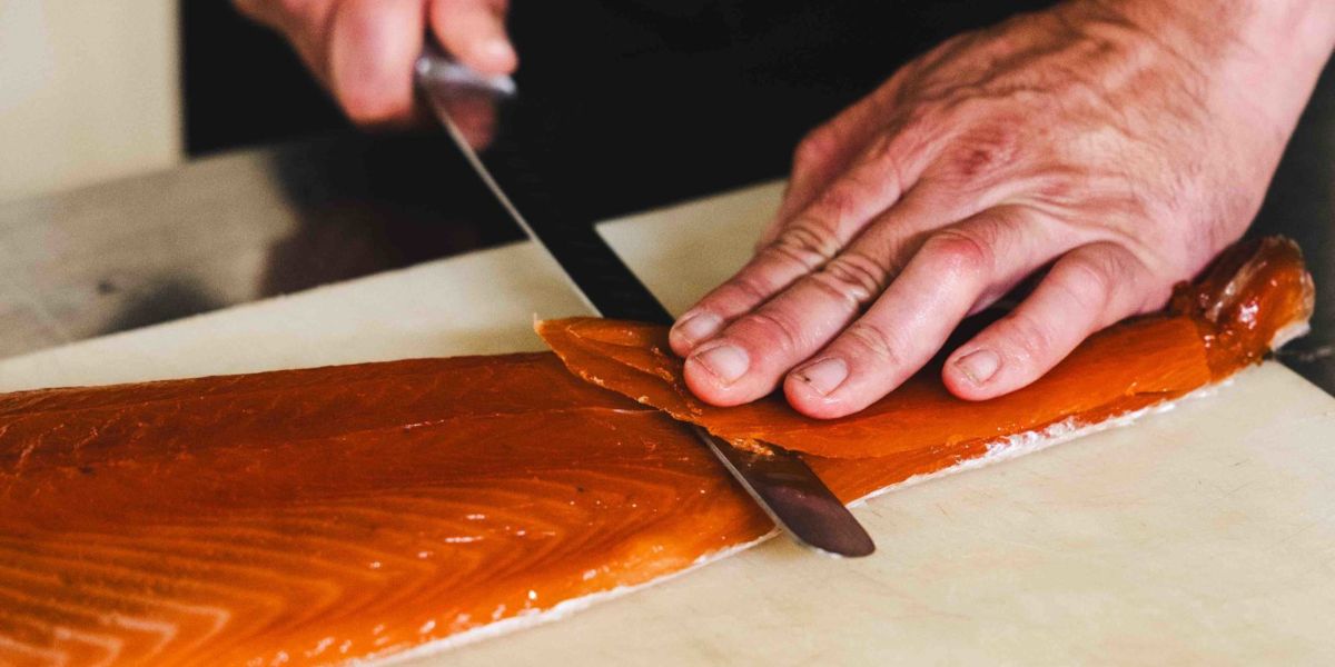 Tranches D'orange Fraîche Et Un Couteau à Fruits Sur Une Planche à Découper  En Bois.