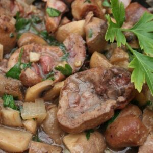 Rognons de veau flambés à la crème et aux champignons