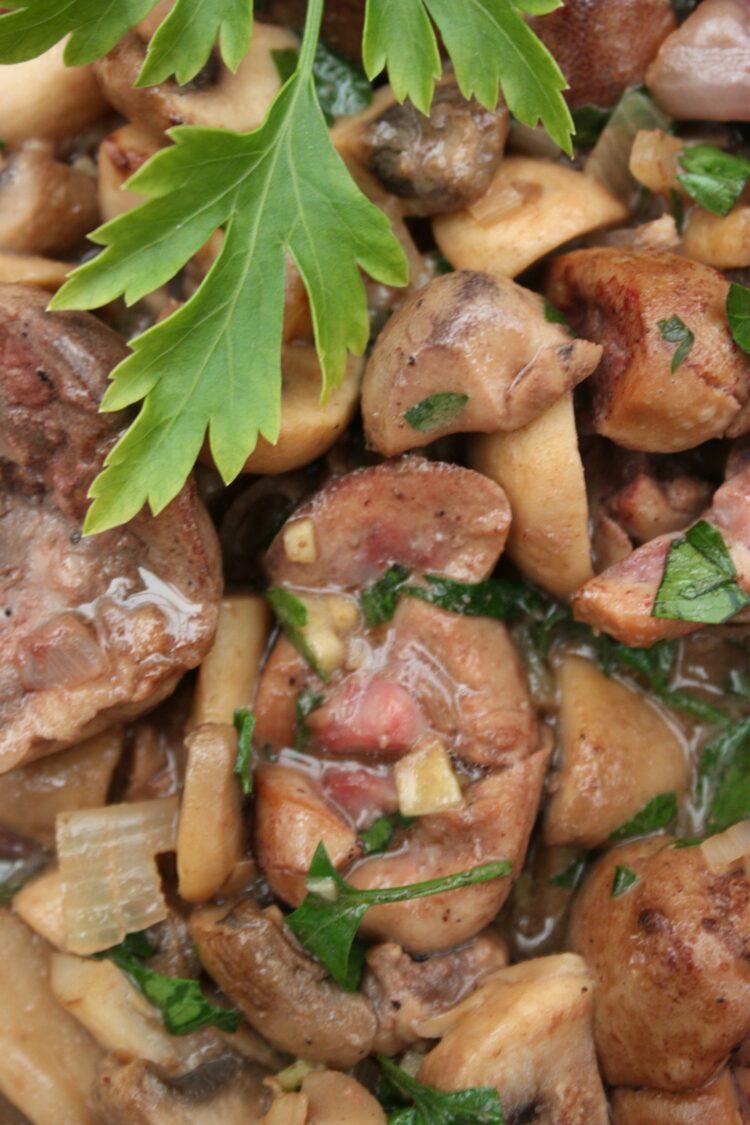 Rognons de veau flambés à la crème et aux champignons