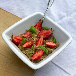 Porridge au quinoa, fraises et basilic