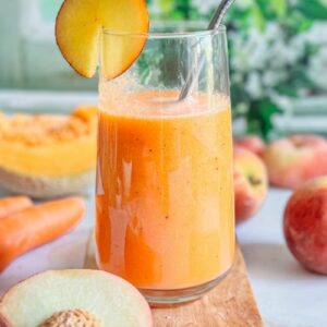 Smoothie carotte, pêche et melon