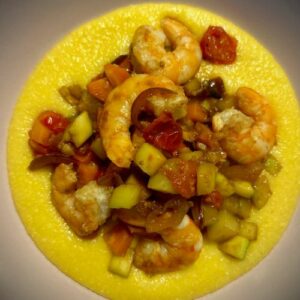 Polenta, légumes au soja et crevettes au gingembre