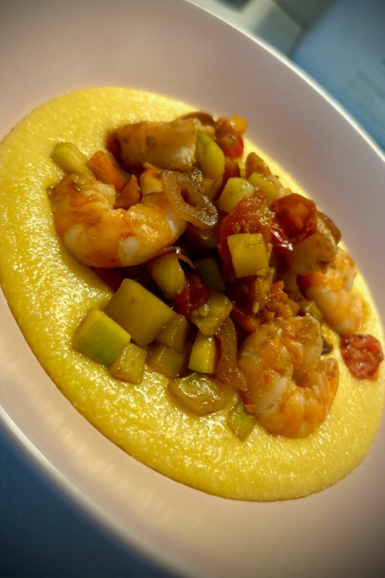 Polenta, légumes au soja et crevettes au gingembre