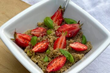 Porridge au quinoa, fraises et basilic