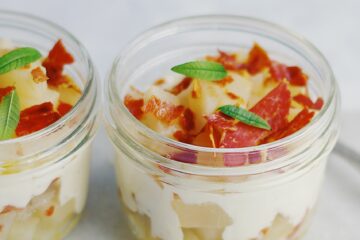 Verrines de poires, mousse de Beaufort et chips de jambon