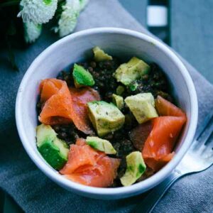 Salade de lentilles, truite fumée et avocat