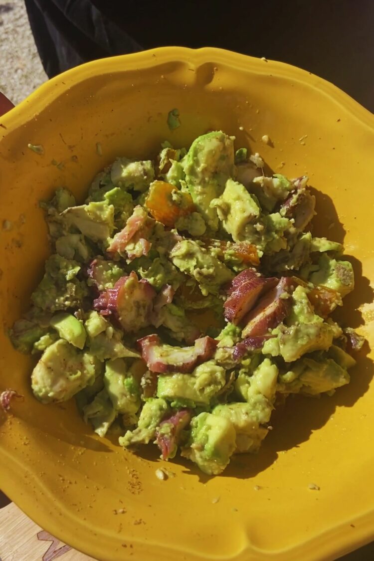 Salade d'avocat au poulpe fumé et à la poutargue