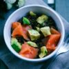 Salade de lentilles, truite fumée et avocat