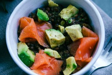 Salade de lentilles, truite fumée et avocat