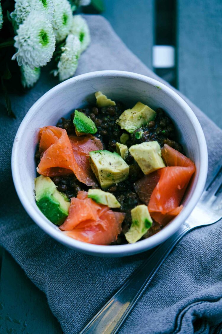 Salade de lentilles, truite fumée et avocat