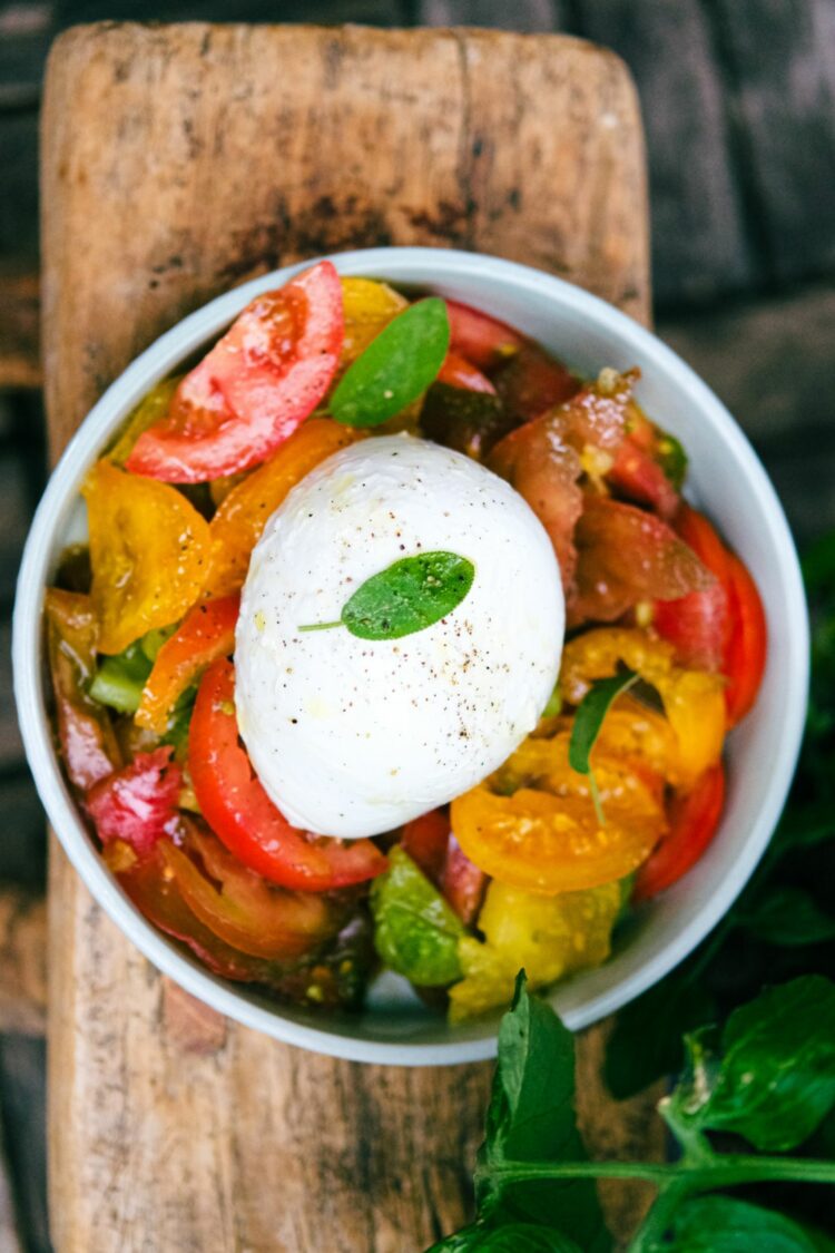 Salade tomates mozzarella : la recette traditionnelle !