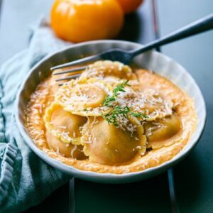 Raviolis maison à la tomate, mozza et olives 🫒