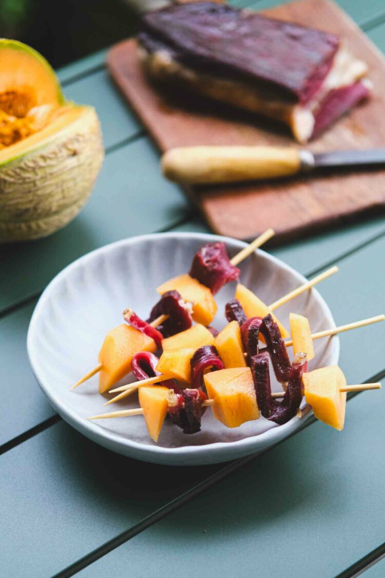 Brochettes de melon au magret de canard fumé