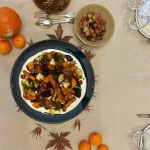 Légumes racines rôtis, raisins, sauce au yaourt et huile verte