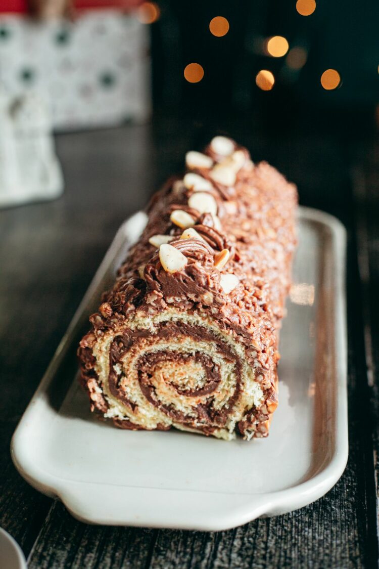 Bûche de Noël sans gluten au chocolat et aux noix