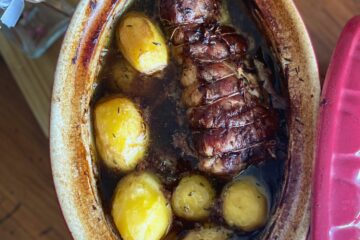 Rôti de porc et pommes de terre en cocotte