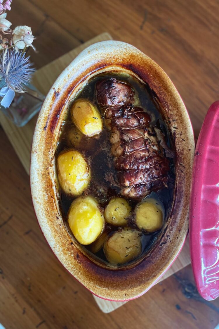 Rôti de porc et pommes de terre en cocotte