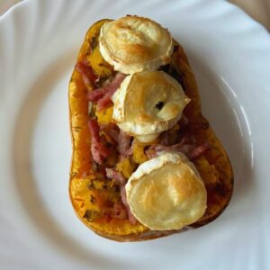 Butternut farcie aux lardons, chèvre et champignons