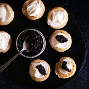 Blinis au caviar maison et crème à l'estragon