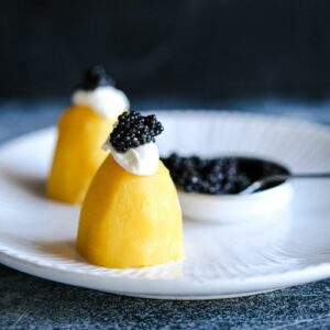 Bouchées pommes de terre, crème fouettée et caviar