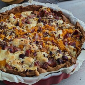 Tarte à la courge, chèvre et noisette