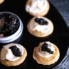 Blinis au caviar maison et crème à l'estragon