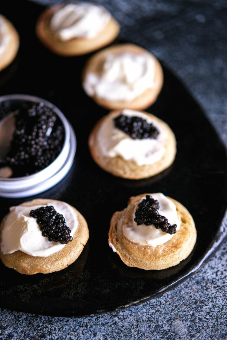 Blinis au caviar maison et crème à l'estragon