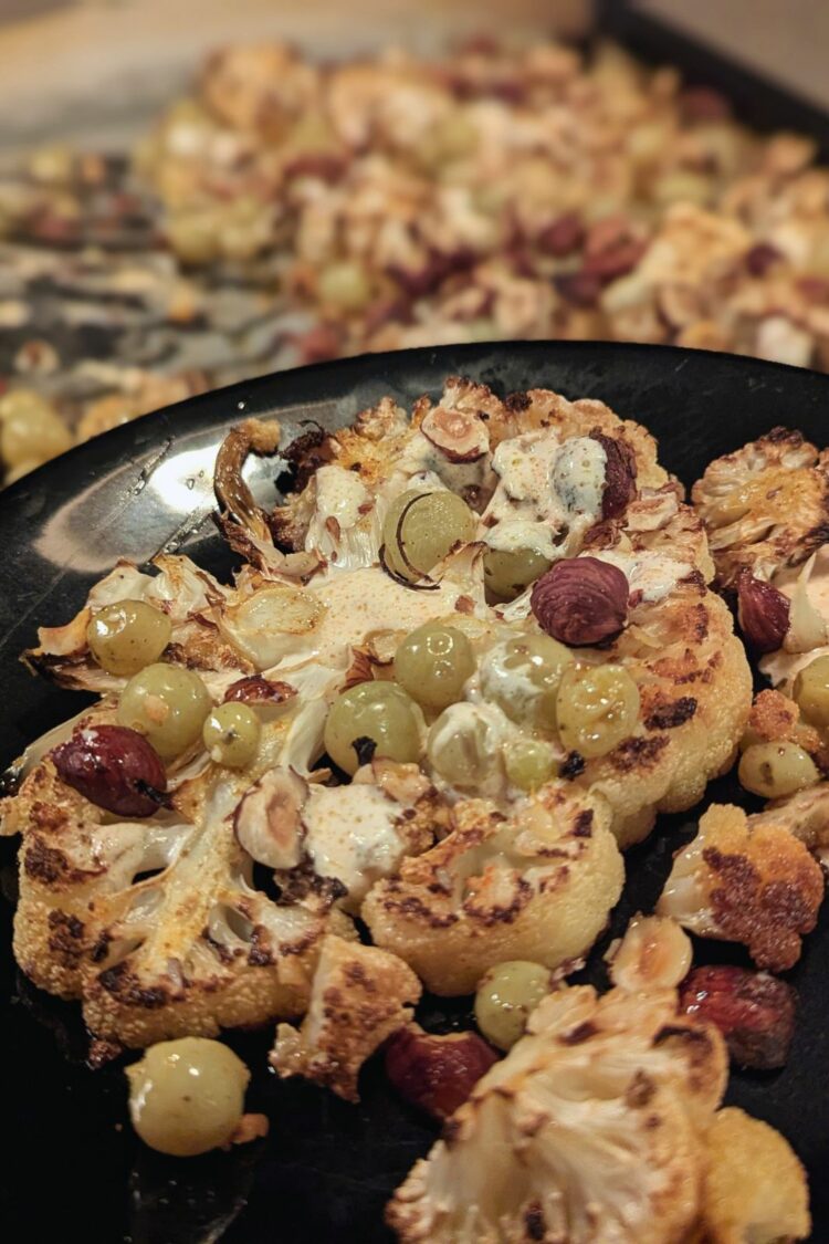 Chou-fleur rôti, raisin, noisettes et sauce yaourt de Justine