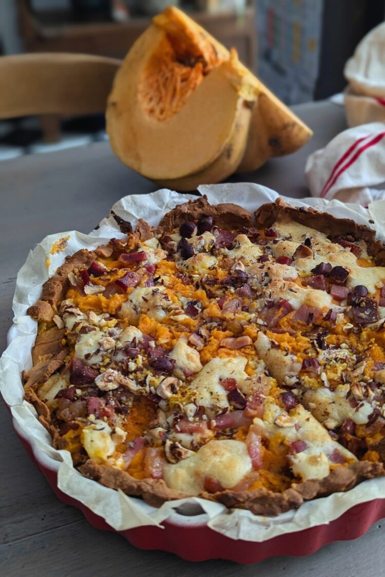 Tarte à la courge, chèvre et noisette