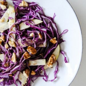 Salade de chou rouge, pommes et noix