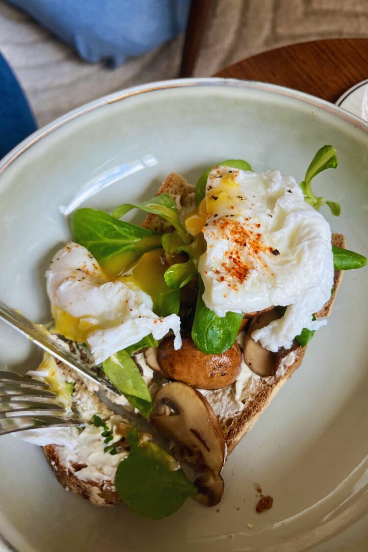 Toast aux champignons et oeuf poché de Léa