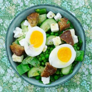 Salade printanière aux petits pois, pois gourmands, concombre, feta et oeuf poché