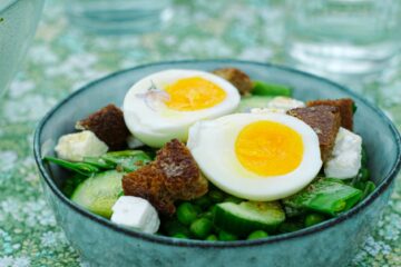 Salade de petits pois, pois gourmands, concombre , feta et oeuf poché