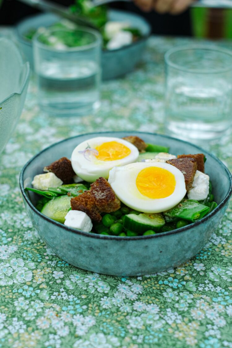 Salade de petits pois, pois gourmands, concombre , feta et oeuf poché