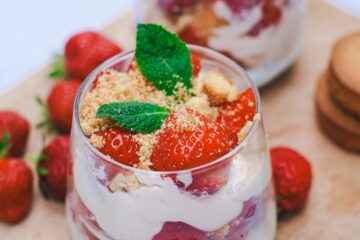 Eton mess à la fraise, biscuit breton & mascarpone