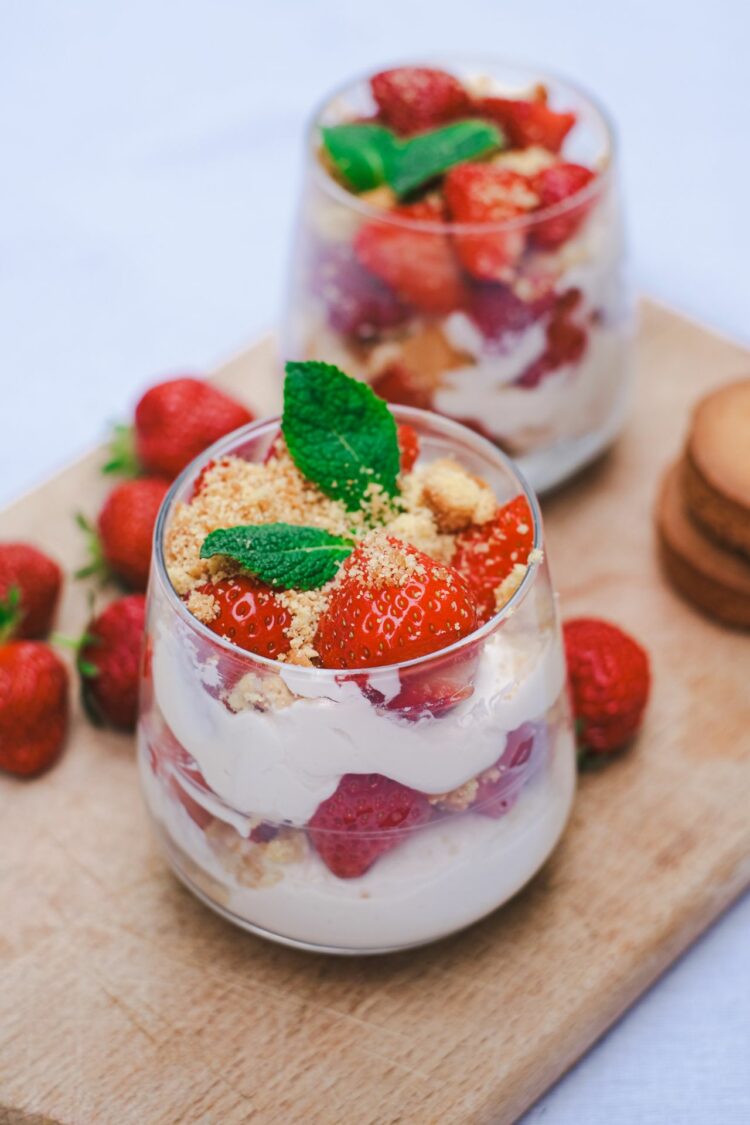 Eton mess à la fraise, biscuit breton & mascarpone