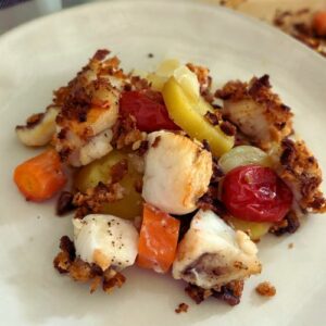 Lotte au four, légumes et croûte de pain à l'ail