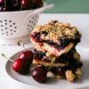 Carrés crumble aux cerises