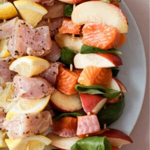 Brochette de saumon, nectarine et basilic