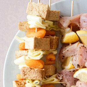 Brochette végétarienne au tofu mariné, courgette et abricots secs