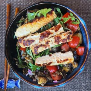 Salade aux lentilles vertes du Puy, aubergines rôties et halloumi