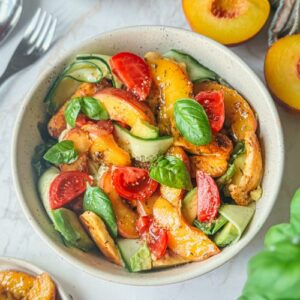 Salade de pêches rôties et halloumi