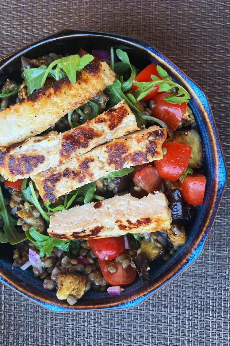 Salade de lentilles vertes du Puy, aubergines et halloumi de Léa