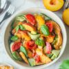 Salade de pêches rôties et halloumi