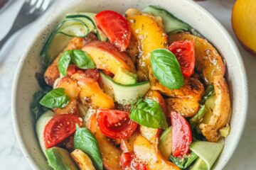 Salade de pêches rôties et halloumi