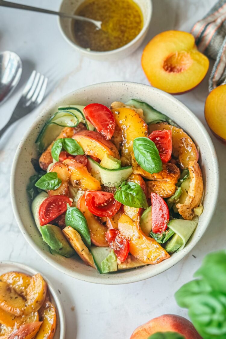 Salade de pêches rôties et halloumi