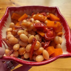 Cocos de Paimpol cuisinés à la tomate, carotte et lardons