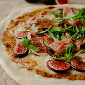 Pizza à la figue, gorgonzola, jambon cru et roquette