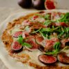 Pizza figue, gorgonzola, jambon cru, roquette